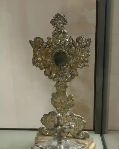 Church item, two angels on a sun disc